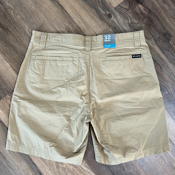 Columbia New With Tags Mens Birch Forest Shorts size 32W 8”L Tan/Khaki color - Picture 3 of 8